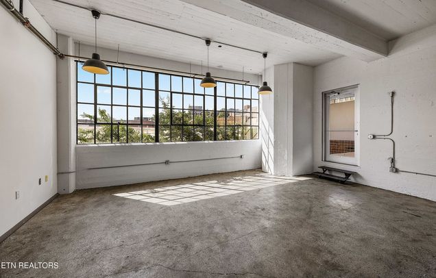 200 W Jackson Ave