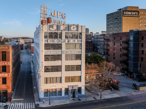 200 W Jackson Ave