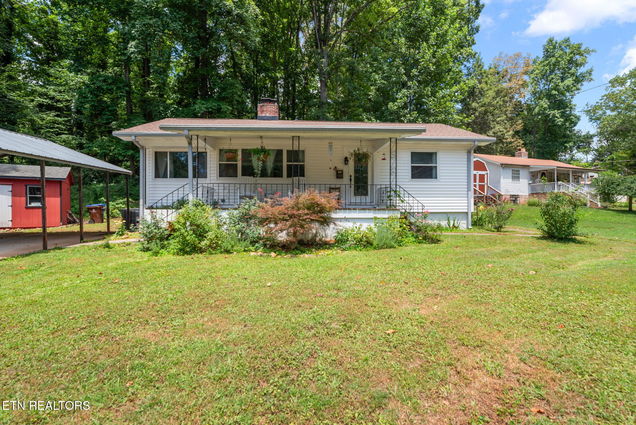166 Outer Drive Oak Ridge, TN House Active - Photo 1 of 30. Opens carousel modal