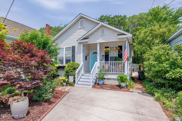1407 Castle Street Wilmington, NC House Sold - Photo 1 of 31. Opens carousel modal