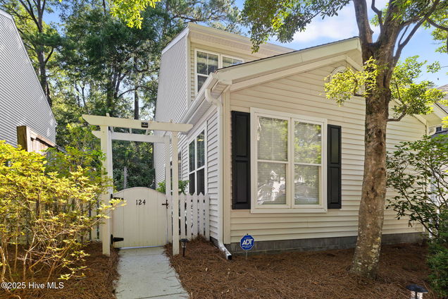 5813 Wrightsville Avenue Unit Apt 124 Wilmington, NC Townhouse Pending - Photo 1 of 18. Opens carousel modal