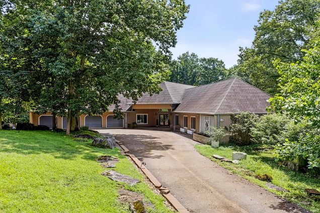 1550 E Pointe Club