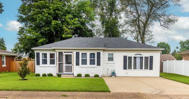 6510 Lincoln Evansville, IN House Active - Photo 1 of 25. Opens carousel modal