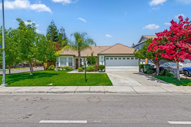 995 W Springer Drive