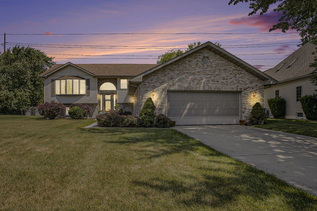 4028 W 91st Place Merrillville, IN House Active - Photo 1 of 25. Opens carousel modal
