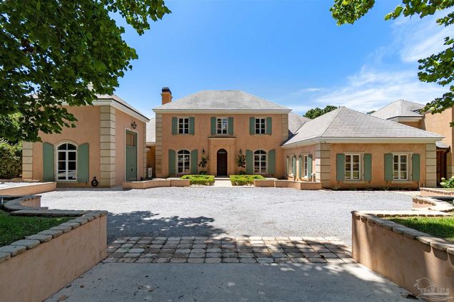 1725 E La Rua St