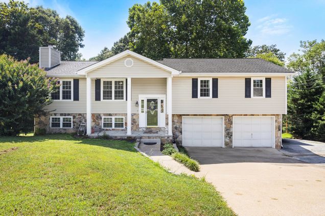 8410 Smoketree Circle Ooltewah, TN House Active - Photo 1 of 27. Opens carousel modal