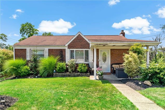 818 Alberta Drive West Mifflin, PA House Active - Photo 1 of 32. Opens carousel modal
