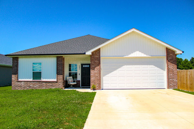 985 W Maurice Street Bolivar, MO House Active - Photo 1 of 34. Opens carousel modal