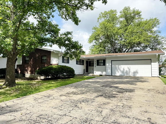 1406 S Summer Street El Dorado Springs, MO House Active - Photo 1 of 22. Opens carousel modal