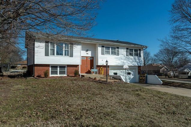 905 E Drake Street Bolivar, MO House Active - Photo 1 of 16. Opens carousel modal