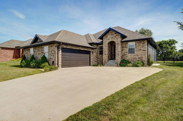 1402 E Fairwind