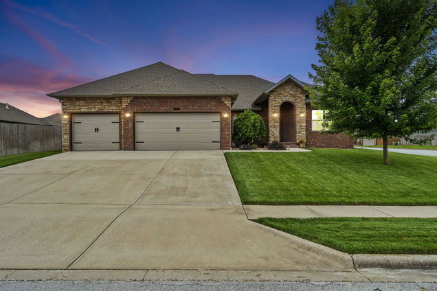 656 N Maplewood Hills Road