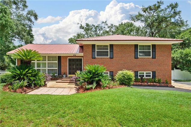 1810 Colonial Oaks Drive