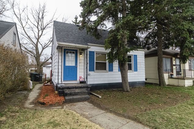 881 Garfield Avenue LincolnPark, MI House Active - Photo 1 of 17. Opens carousel modal