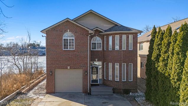3165 Kenrick Street KeegoHarbor, MI House Active - Photo 1 of 32. Opens carousel modal