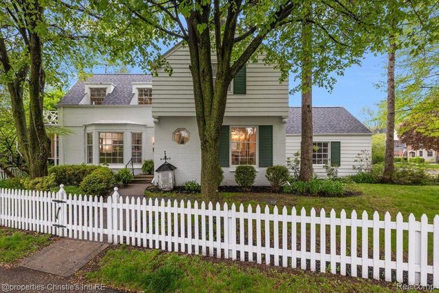 75 Grosse Pointe Blvd GrossePointeFarms, MI House Active - Photo 1 of 28. Opens carousel modal