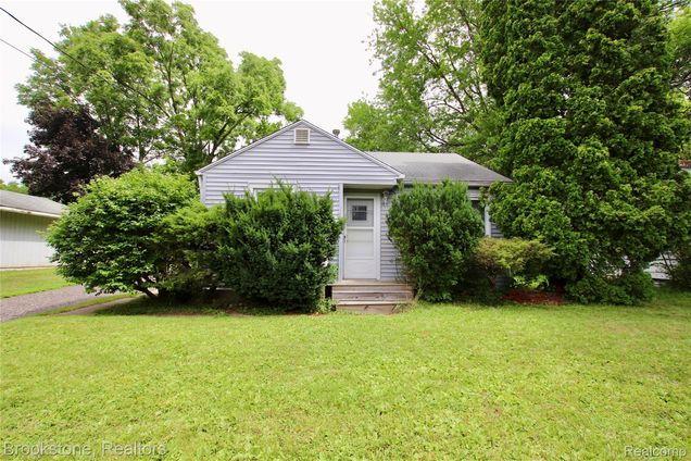 3128 Walton Avenue Flint, MI House Active - Photo 1 of 10. Opens carousel modal