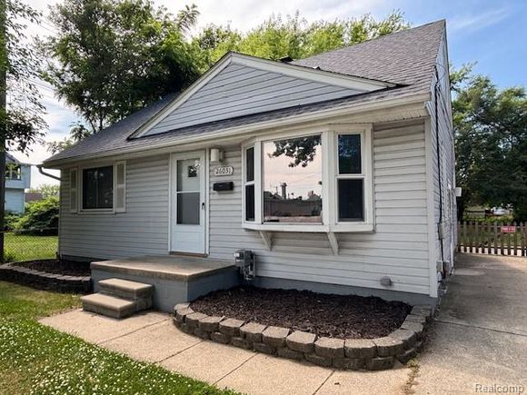 26031 Parkington Street Roseville, MI House Active - Photo 1 of 16. Opens carousel modal