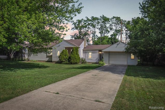 30446 Shiawassee Road FarmingtonHills, MI House Active - Photo 1 of 34. Opens carousel modal