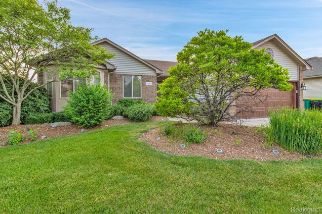 52865 Cross Creek Drive