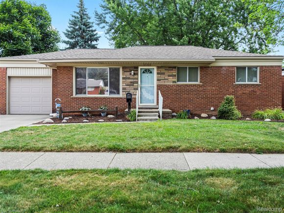 32360 Kelly Road ClintonTownship, MI House Active - Photo 1 of 43. Opens carousel modal