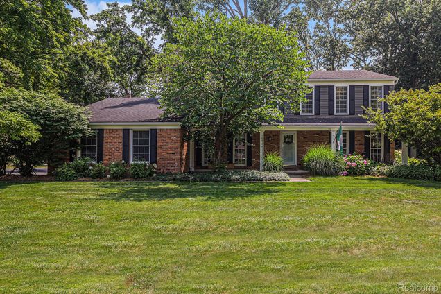 1367 Chestnut Lane RochesterHills, MI House Active - Photo 1 of 38. Opens carousel modal