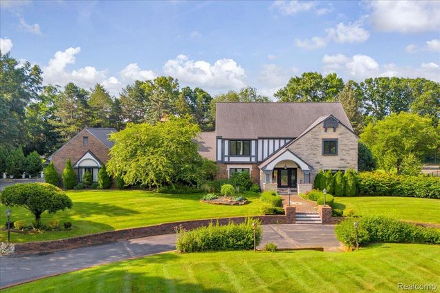 1940 Oak Pointe Drive RochesterHills, MI House Active - Photo 1 of 42. Opens carousel modal