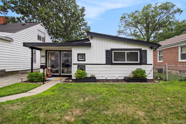 1114 E Meyers Avenue HazelPark, MI House Active - Photo 1 of 18. Opens carousel modal