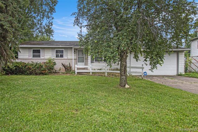3345 Ridgecliffe Drive Flint, MI House Active - Photo 1 of 20. Opens carousel modal