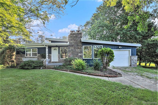 3113 S Center Road Burton, MI House Active - Photo 1 of 19. Opens carousel modal