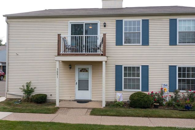 3091 Oakridge Court LakeOrion, MI Condo Active - Photo 1 of 28. Opens carousel modal