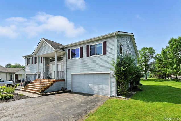1133 Lakeview Circle GrandBlanc, MI Condo Active - Photo 1 of 23. Opens carousel modal