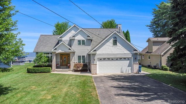 10626 W Shore Drive HoughtonLake, MI House Active - Photo 1 of 28. Opens carousel modal