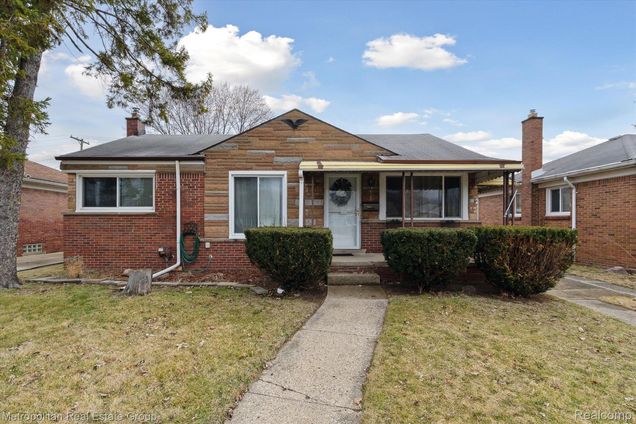 28054 Groveland Street Roseville, MI House Active - Photo 1 of 39. Opens carousel modal
