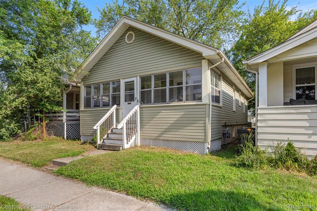 353 E Cambourne Street RoyalOak, MI House Active - Photo 1 of 37. Opens carousel modal