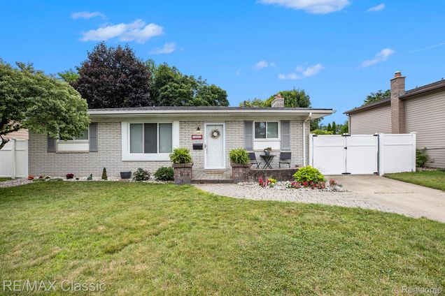 12442 N York Drive SterlingHeights, MI House Active - Photo 1 of 19. Opens carousel modal