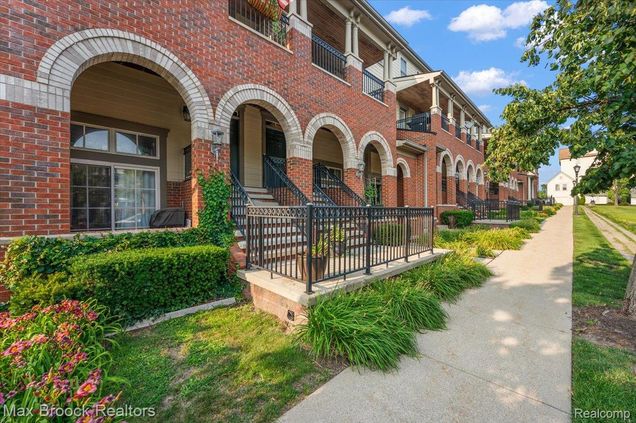3865 Forester Boulevard AuburnHills, MI Condo Active - Photo 1 of 33. Opens carousel modal