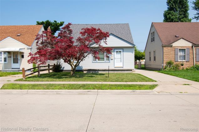 24842 Wilmot Avenue Eastpointe, MI House Active - Photo 1 of 16. Opens carousel modal