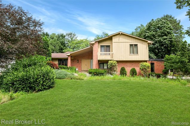 1321 Highland Meadows Flint, MI House Active - Photo 1 of 40. Opens carousel modal