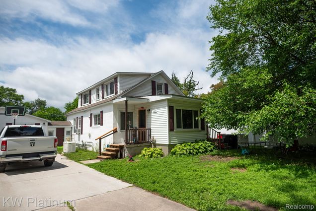 3427 Elk Street PortHuron, MI House Active - Photo 1 of 41. Opens carousel modal