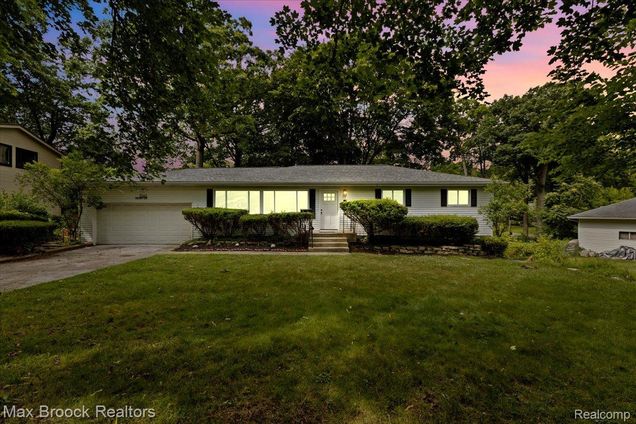 2265 Denby Drive Southfield, MI House Active - Photo 1 of 33. Opens carousel modal
