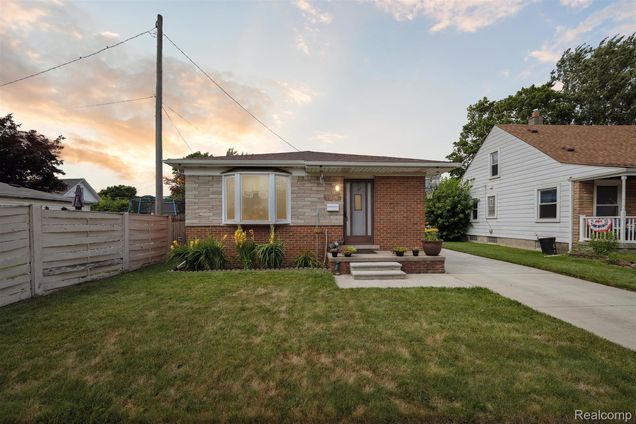 1092 Poplar Court FlatRock, MI House Active - Photo 1 of 29. Opens carousel modal