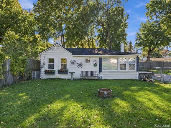 6511 Crest Dr, Waterford Charter Township, MI 48329 | MLS# 20261084805