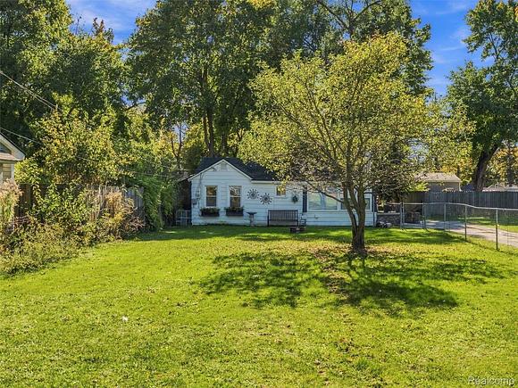 6511 Crest Dr, Waterford Charter Township, MI 48329 | MLS# 20261084805