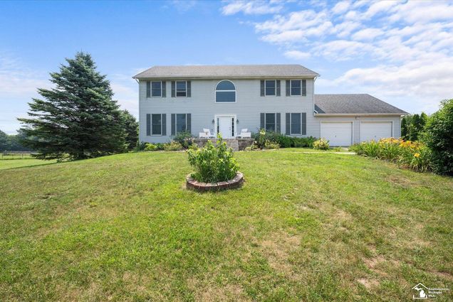 14481 Dixon Road Dundee, MI House Active - Photo 1 of 44. Opens carousel modal