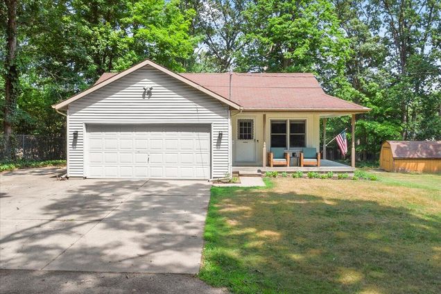 1021 33rd Street SW Wyoming, MI House Active - Photo 1 of 31. Opens carousel modal
