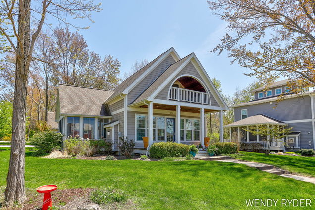 475 Lakeshore Drive
