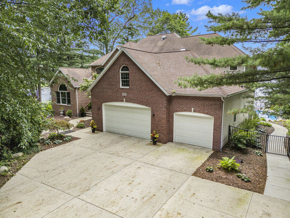 15518 Oak Ridge Drive