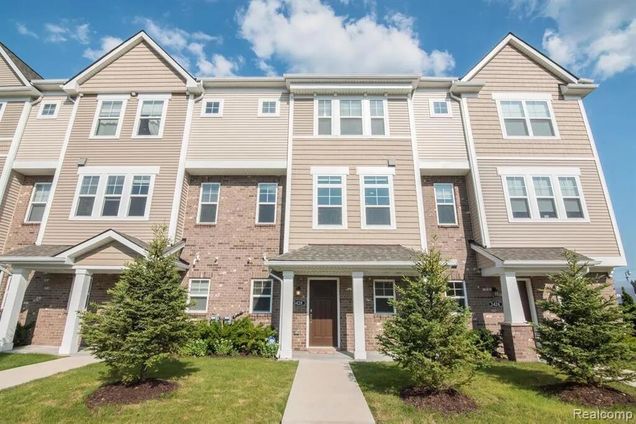 3428 Rochester Road RoyalOak, MI Condo Active - Photo 1 of 16. Opens carousel modal